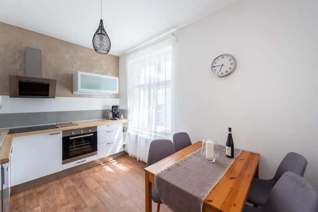 2 Bedrooms Apt Near Wenceslas Sq Prague Extérieur photo