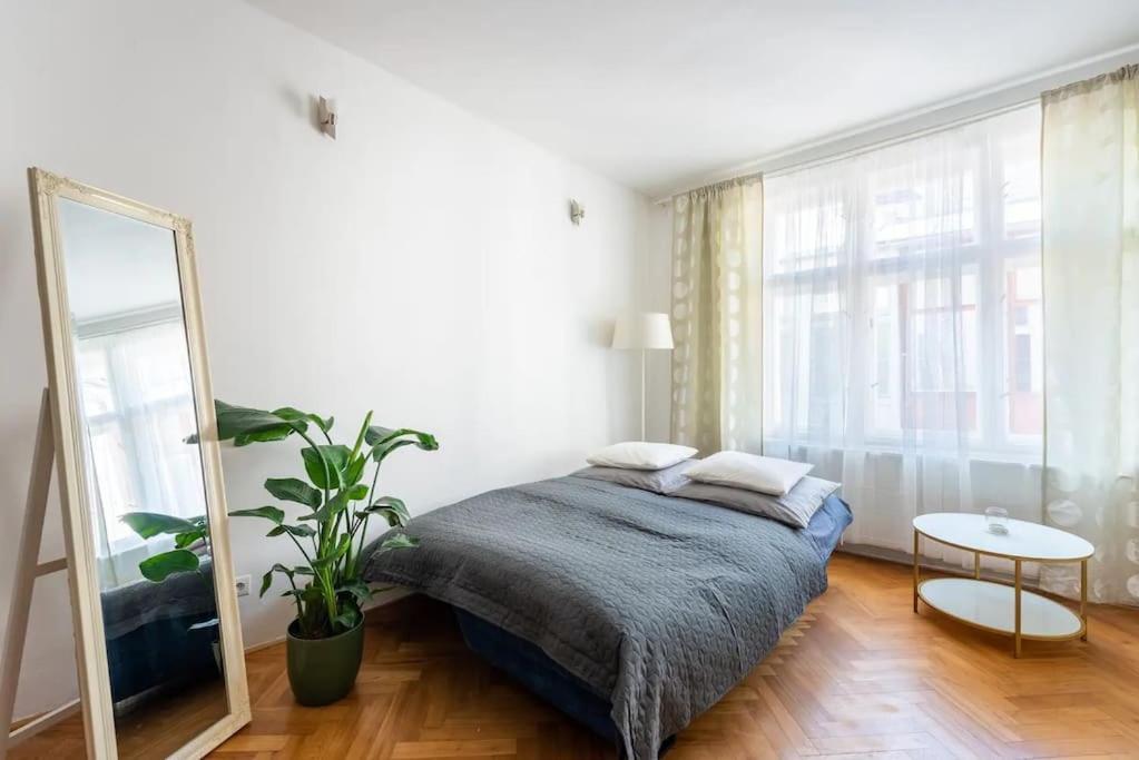 2 Bedrooms Apt Near Wenceslas Sq Prague Extérieur photo