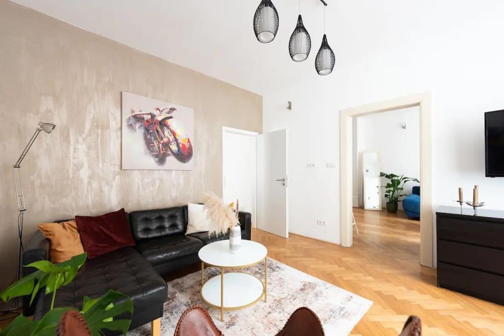 2 Bedrooms Apt Near Wenceslas Sq Prague Extérieur photo