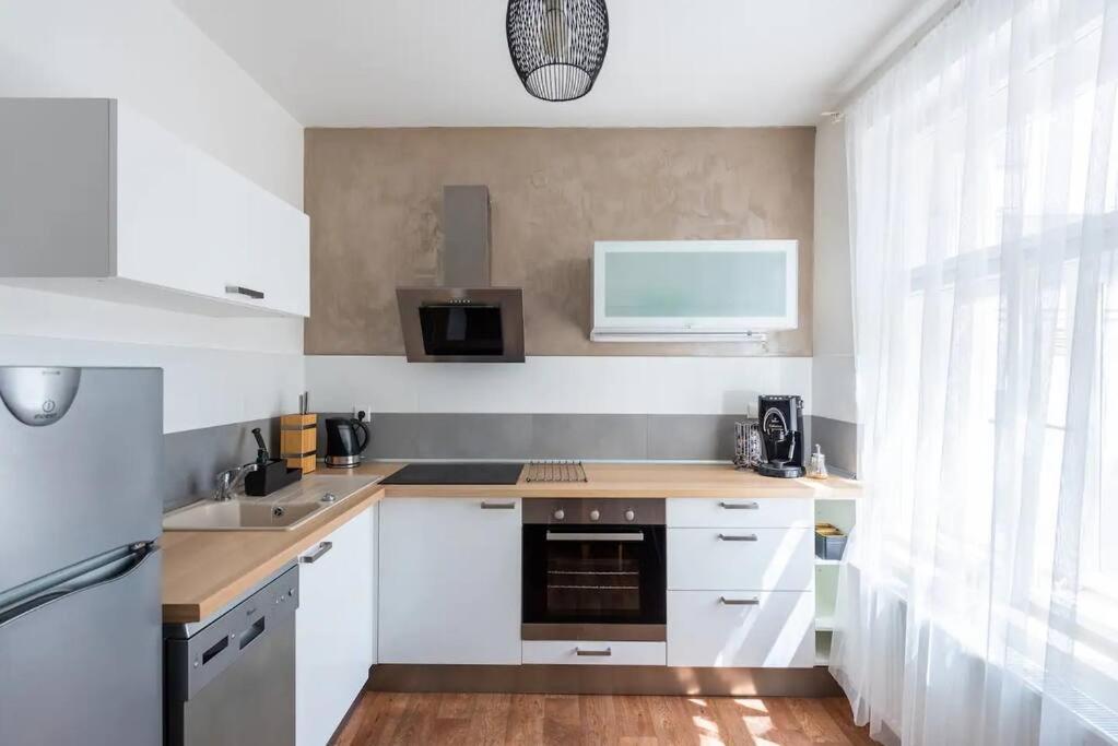 2 Bedrooms Apt Near Wenceslas Sq Prague Extérieur photo
